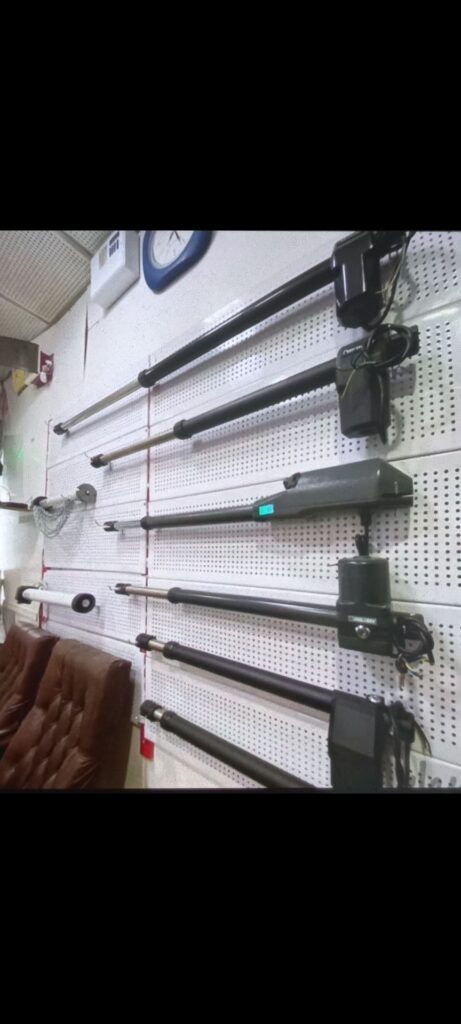 مجموعه جک‌های پارکینگ و موتور درب اتوماتیک در کارگاه الی دور – تعمیر جک پارکینگ در تهران