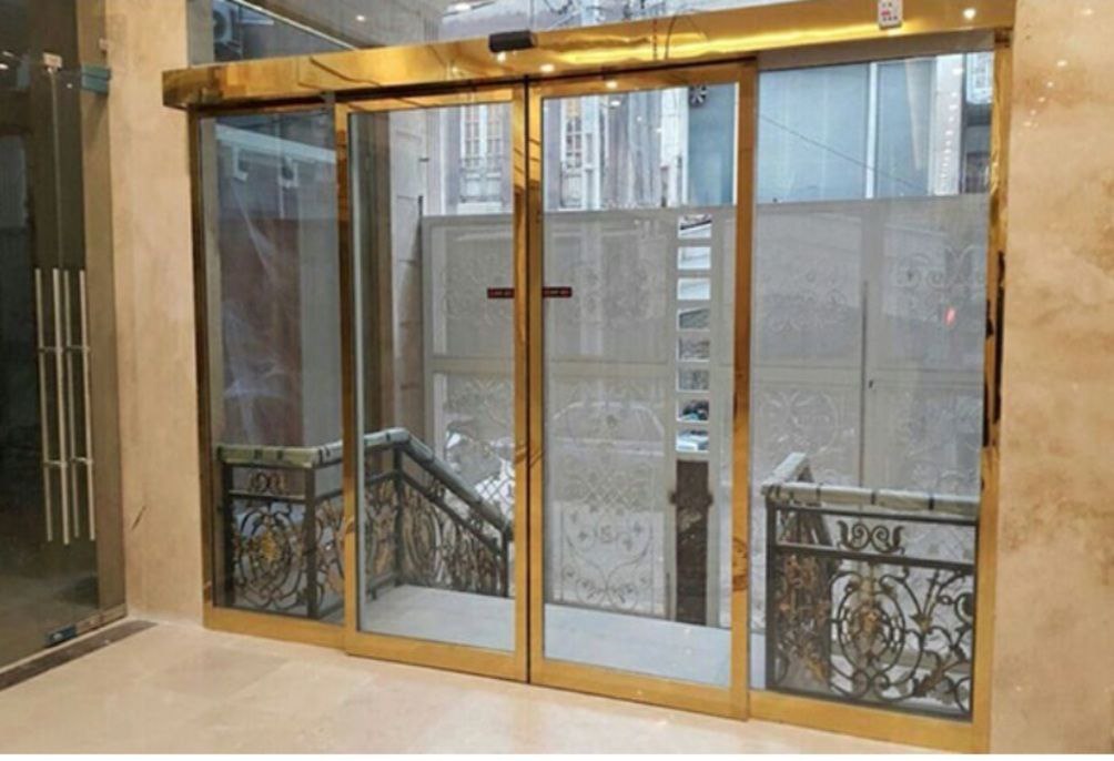 اگر به خدمات تعمیر درب اتوماتیک شمال تهران نیاز دارید و درب پارکینگ یا درب اتوماتیک شما دچار خرابی، گیر کردن یا باز و بسته نشدن شده است، مجموعه الی دور با اعزام فوری تعمیرکار به محل، آماده ارائه خدمات تخصصی و تضمینی است. خرابی درب اتوماتیک میتواند امنیت ساختمان یا پارکینگ را مختل کند. به همین دلیل، خدمات تعمیر درب اتوماتیک در شمال تهران توسط تیم حرفهای الی دور بهصورت سریع، اصولی و با استفاده از قطعات اصلی انجام میشود.